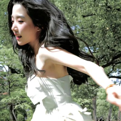 她背后的那双手